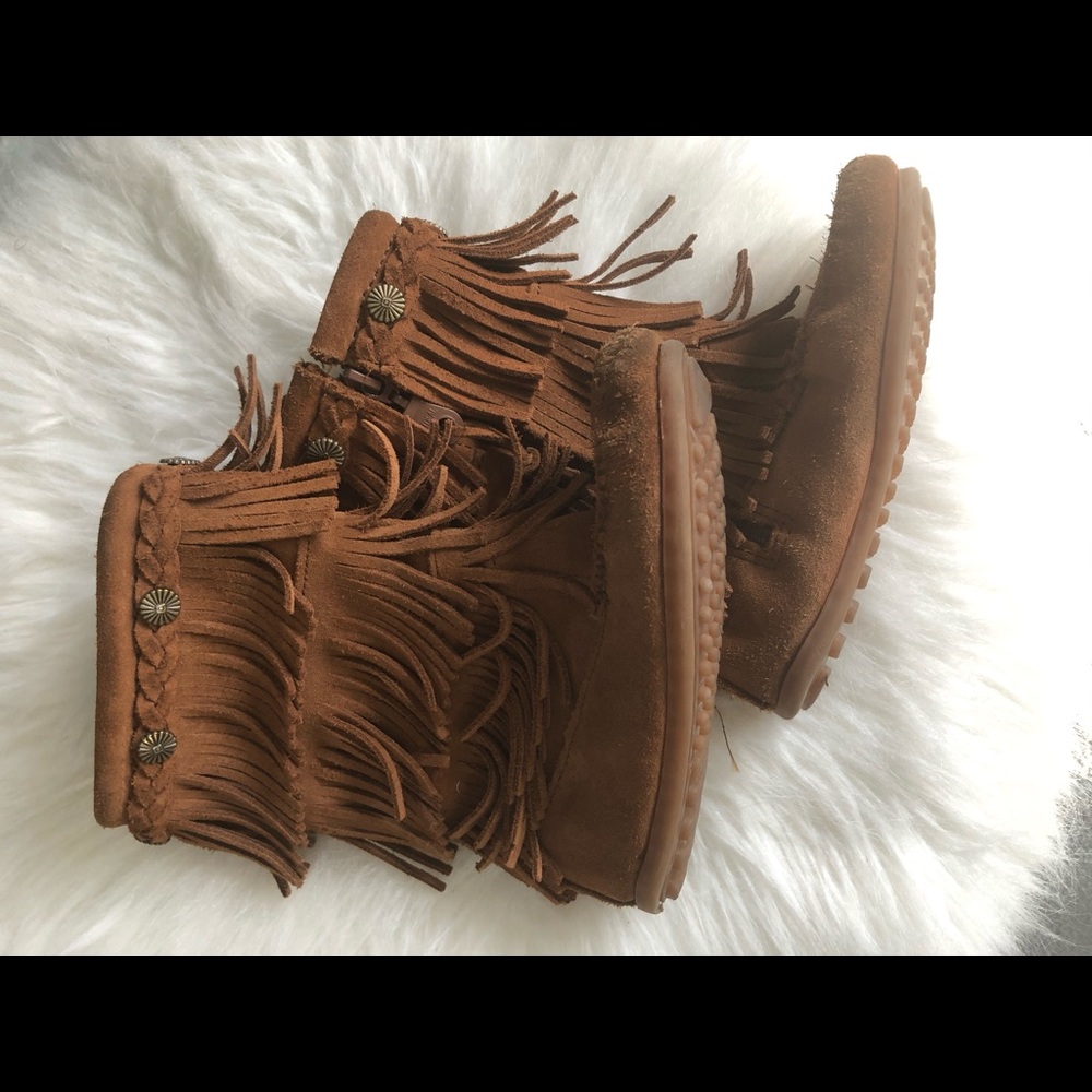 Gently used Minnetonka boots size 10